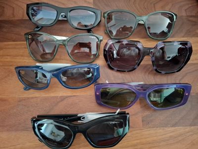 de nombreuses paires de lunettes de soleil posées ensemble sur la table
