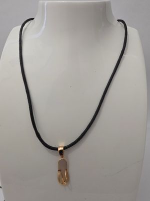 collier avec un pendentif plaqué or sur un cordon noir