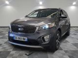 vue de face d'un SUV gris garé dans un garage