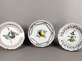 trois assiettes à motifs différents posées sur une table