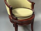 une vieille chaise sur laquelle est posé un coussin jaune