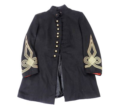 un manteau militaire noir orné de galons et de boutons dorés sur fond blanc