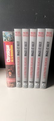 six DVD sont empilés les uns sur les autres sur une table