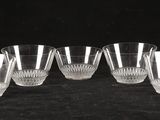 six verres en verre transparent posés sur une table noire
