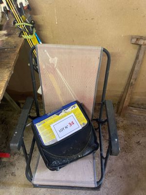 une chaise sur laquelle est posé un sac