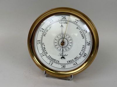 une horloge posée sur une surface blanche