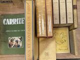 plusieurs livres posés ensemble sur une table