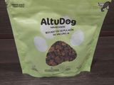 un gros plan sur un sac de croquettes posé sur une table en bois