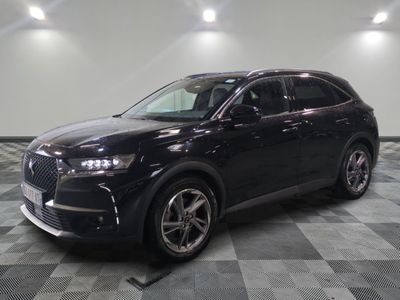 le 4x4 noir est garé sur le sol en damier d'un garage