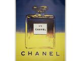 une peinture représentant un flacon de parfum Chanel sur fond jaune