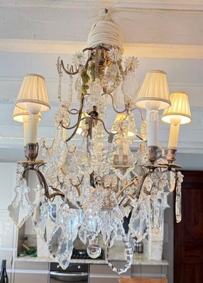 Lustre cage en laiton doré à pampilles et pendeloques.