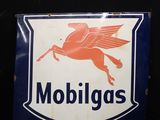 une vieille enseigne Mobilgas en porcelaine sur laquelle figure un oiseau en plein vol