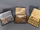 trois types d'argenterie différents dans un coffret
