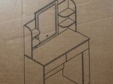 une boîte en carton ouverte sur laquelle est dessiné un bureau avec un ordinateur dessus