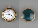 trois vues différentes d'une horloge dorée et verte avec des chiffres romains et des chiffres romains