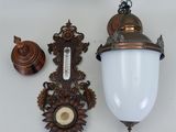 une lampe accrochée au mur à côté d'une horloge