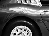 une photo en noir et blanc d'une voiture garée dans un garage