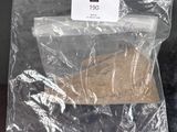 un sac de nourriture posé sur une table