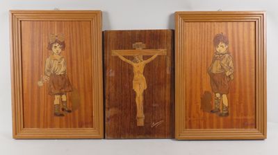 deux tableaux dans des cadres en bois représentant Jésus sur la croix et une femme sur la croix