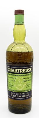 une bouteille de Chartreuse sur fond blanc