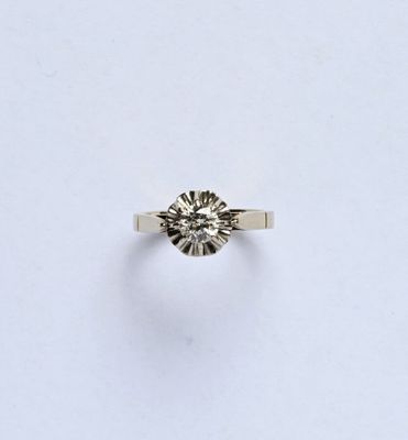 une bague de fiançailles ornée d'un seul diamant au centre