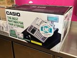 une boîte avec une calculatrice sur un comptoir