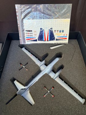 une boîte contenant une maquette d'avion