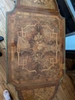 Table marquetée de trophées de musique ; elle ouvre à deux v… (photo 2)