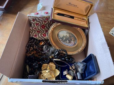 une boîte remplie d'objets assortis posée sur une table