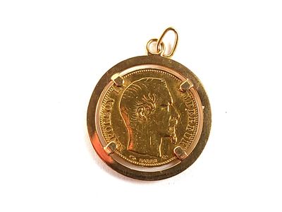 une pièce d'or en forme de tête de femme