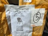une boîte en carton sur laquelle est représentée une chaise