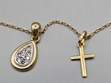 une paire de pendentifs en forme de croix en or et diamants, montés sur une chaîne
