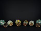 six cloisons chinoises de différentes couleurs sur fond noir