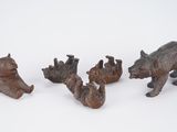 quatre animaux en bois assis dans la neige