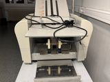 une machine posée sur une table dans une pièce