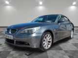 une photo d'une BMW argentée dans un garage