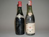 deux bouteilles de vin posées l'une à côté de l'autre sur une table