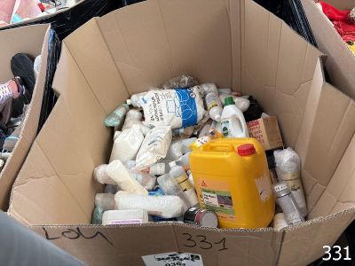une boîte en carton remplie de bouteilles et d'autres objets