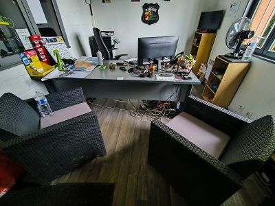 un bureau avec deux chaises et un ordinateur dessus