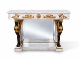 une console de style égyptien avec un plateau en marbre et des ornements dorés