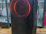 une enceinte posée sur une table en bois