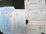 Quatre enveloppes affranchies avec des timbres « airmail » sont posées sur une table