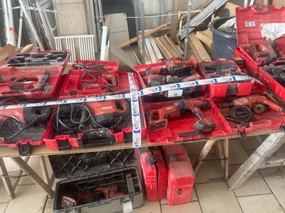 les nombreux outils qui se trouvent sur une table dans la pièce