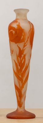 un vase orange et blanc posé sur une table en bois, sur fond blanc