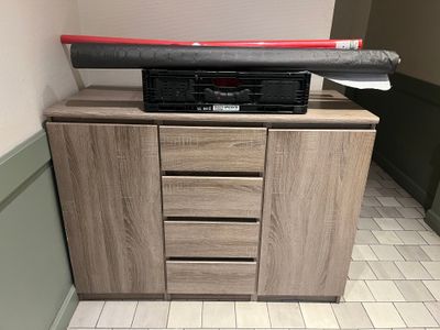 un téléviseur posé sur un meuble dans une pièce
