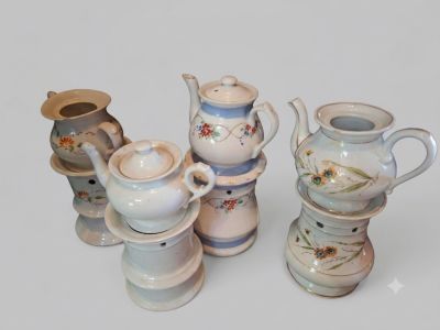 quatre types de vases différents posés sur une table