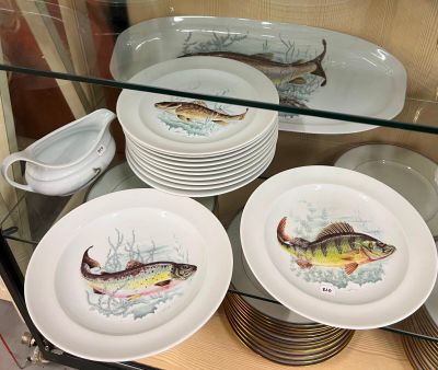 de nombreuses assiettes présentant du poisson, exposées dans une vitrine