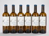 six bouteilles de vin sont alignées sur une table