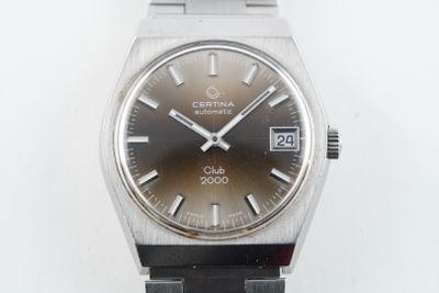 une montre en argent avec un cadran marron sur fond blanc