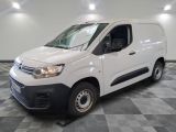 la camionnette blanche est garée sur le sol en damier d'une pièce
